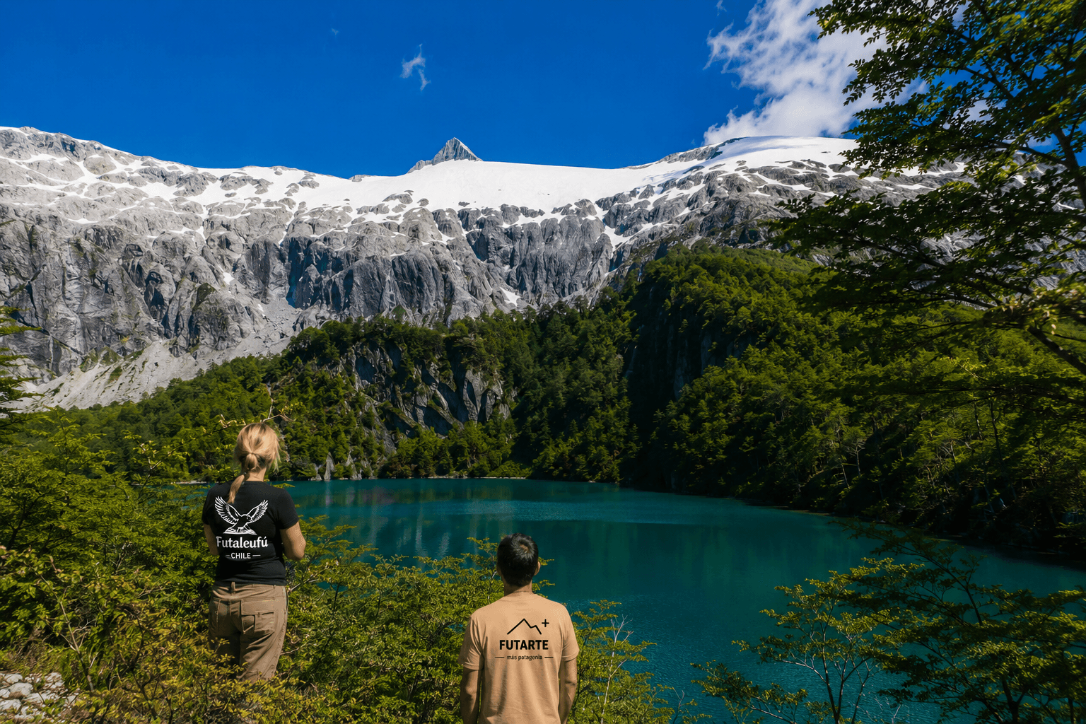 Personas con prendas Futarte frente al lago y las montañas nevadas de Futaleufú, Chile
